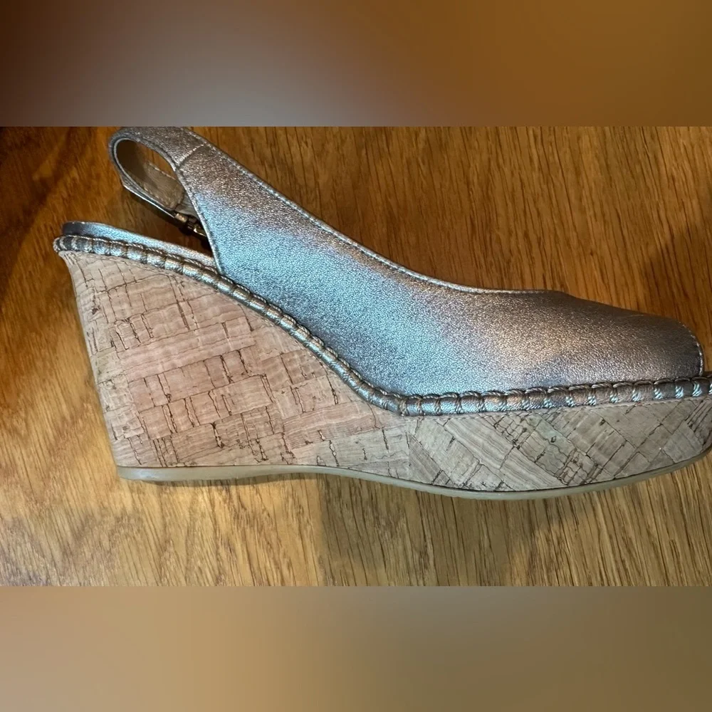 🖤 STUART WEITZMAN Brushed Gold Leather Wedge 🖤